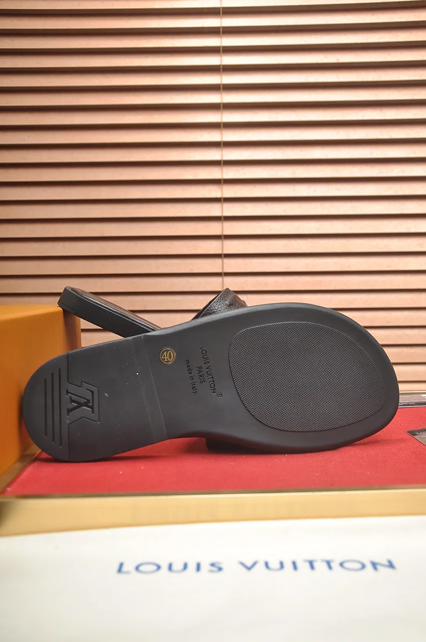 Men's men's shoes 💰340💶 [Louis Vuitton LV slippers] (high-end cowhide) counter 1:1 fashion style, a must-have for summer! The designer used LV’s iconic outsole. The original simple slippers instantly become fashionable! The upper is made of flexible special cowhide leather straps alternately, and the workmanship is exquisite! A must-have for stylish men in summer, size 38-46 (45 46 customized)